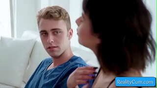 ���ገለጫዎ የቅርብ teenager brunette ስለጀመሩ ትልቅ cock እና አሁን የእሷ cunt fingered ጥልቅ