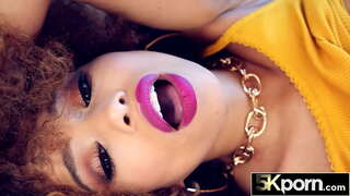 ���ຫຍ່ກົ້ນສີດໍາຂາປິ່ນກ່ຽວກັບຕົ້ນສະບັບ