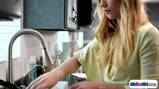 Մեծ ծիծիկներ շեկ գալիս է տուն վաղ իր փոքր сиськам gf եւ նրանք նշում lesbian սեքս.Նրանք համբուրվում են, և busty հմայք է ստանում rim-նստում է իր դեմքը.