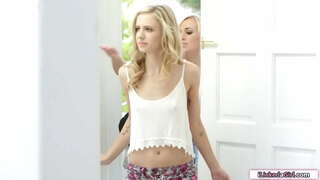 Usa ka gamay nga atngal tin-edyer nga mitilap sa tumoy sa dayon gilibotag pinaagi sa tomboy bff