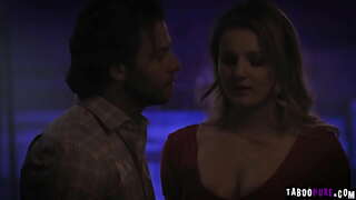 Seksowna dziewczyna Eliza Ugw pozwoliła dojrzały жеребцу wpakować się w jej słodką bułkę swój pulsujący członek