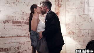 Sexy MILF Bella Rolland dobil si tako močno in globoko, in ona je tako veliko