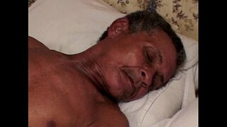 بوڑھے آدمی ہو رہی ہے کچھ موٹی بلی