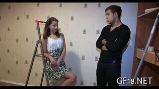 Chàng trai ngồi và nhìn chằm chằm