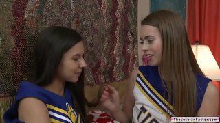 Članovi Teen cheersquad eksperimentiranje, вылизывая jedni drugima pussy