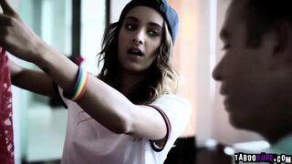 Chad familys uyiga kirib, uning kirishini eshitib, qo&#039;lida