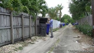 Alyssa Lynn neuken haar zoon &#039; s vriend in de buitenlucht