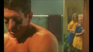 Horny pom-pom girls Calli Cox et avril se fait baiser dans les vestiaires