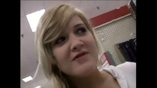 Hot σκύλα αγαπά να παίρνει τεράστιο πουλί στο στόμα της