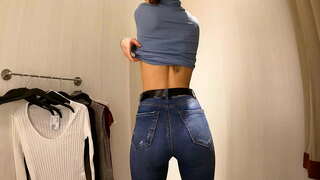 WOW! Mainit na batang babae na may maliit na utong dressing t-shirt at blusang ito sa publiko locker room 4K 60Fps